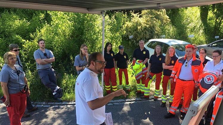 Einsatzbesprechung am Sonntagmorgen in Coburg: Daniel Lorz erklärt den insgesamt neun Rettungshundeteams, wo sie nach der vermissten Frau suchen sollen. Aufgrund der hohen Temperaturen, die erneut zu erwarten waren, drängte die Zeit. Fotos: privat