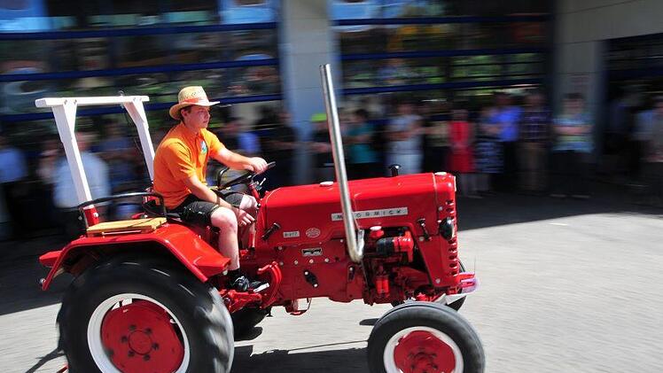 In voller Fahrt präsentierten sich die Traktor-Oldtimer wie dieser historische McCormick bei der Ankunft in Schirradorf. Foto: Stephan Herbert Fuchs