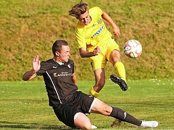 An der Außenlinie rutscht der Kronacher Philipp Krauß in den Flankenball von David Lanlois und blockt ihn erfolgreich.