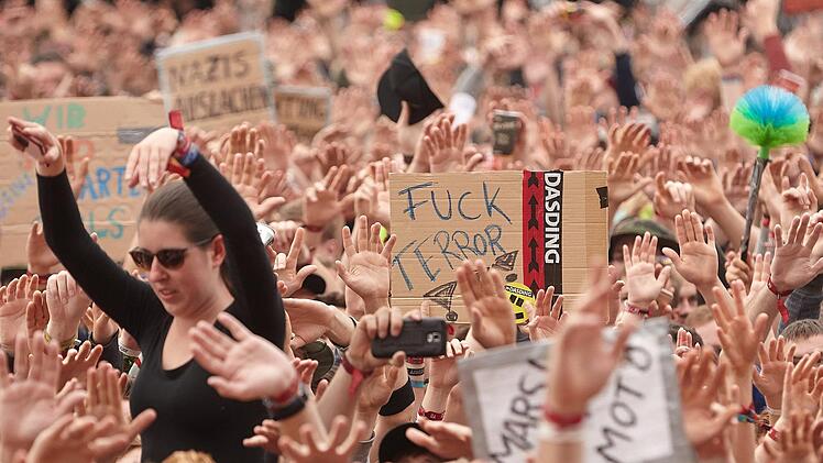 Das Programm von "Rock im Park" nimmt immer mehr Gestalt an. Gleich 14 neue Bands und K&uuml;nstler sind seit Donnerstag bekannt. Foto: Thomas Frey/dpa