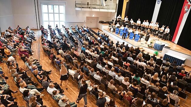 Der Hegelsaal war bei der Freisprechungsfeier gut gef&uuml;llt. Fotos: Ronald Rinklef