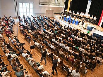 Der Hegelsaal war bei der Freisprechungsfeier gut gefüllt. Fotos: Ronald Rinklef