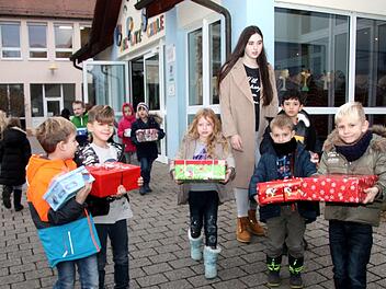 Die Grundschüler trugen ihre Geschenke selbst zum Transporter.      Foto: Richard Sänger