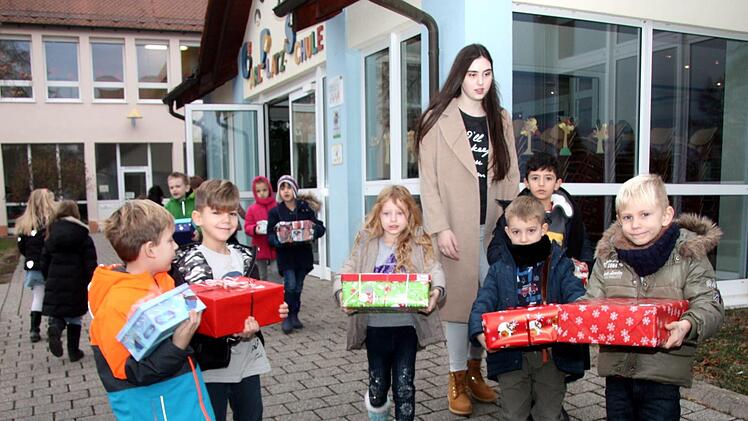 Die Grundschüler trugen ihre Geschenke selbst zum Transporter.      Foto: Richard Sänger