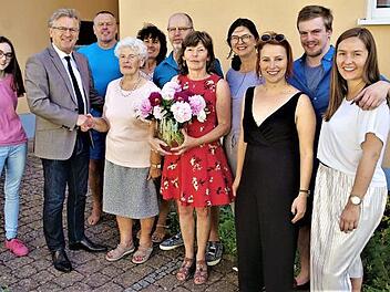 Maria Tögel (Vierte von links) feierte in Stockheim ihren 80. Geburtstag. Mit im Bild Bürgermeister Rainer Detsch sowie die Familie  Foto: Gerd Fleischmann