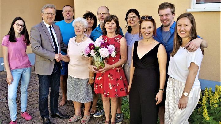 Maria Tögel (Vierte von links) feierte in Stockheim ihren 80. Geburtstag. Mit im Bild Bürgermeister Rainer Detsch sowie die Familie  Foto: Gerd Fleischmann