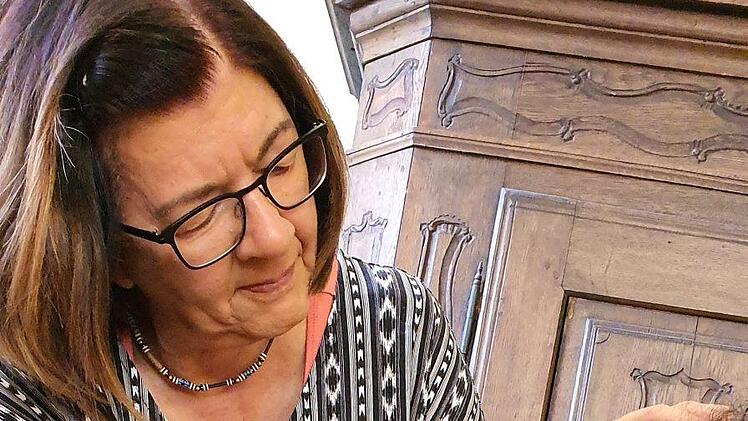 Esther Weidinger (links)  ist eine echte  Künstlerin in ihrem Fach - hier schminkt sie gerade Rita Reis.