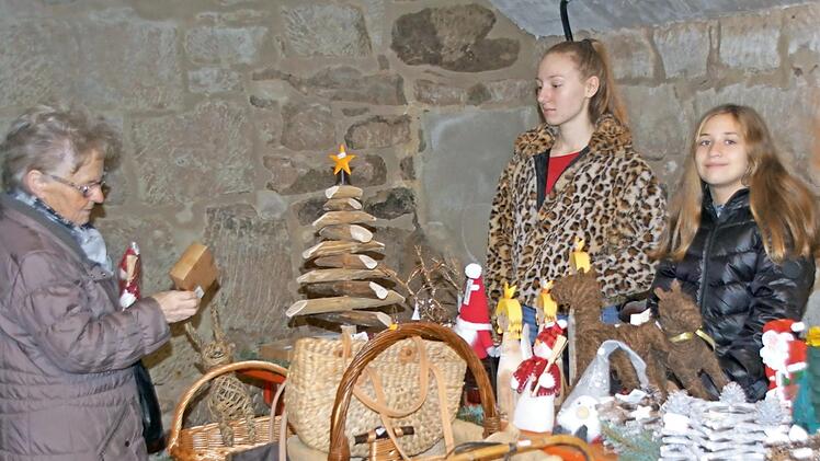 Lisa und Amelie gehörten zum Team der Pfarrgemeinde, das beim Adventsmarkt in Kirchaich Waren aus dem Weltladen angeboten hat.