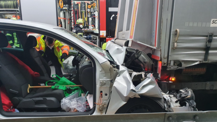 A3 bei Erlangen: Auffahrunfall - Autofahrerin fährt fast ungebremst in Sattelzug