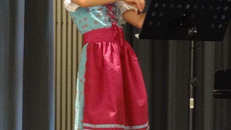 An der Violine glänzte im Dirndl Angelina Heymann.