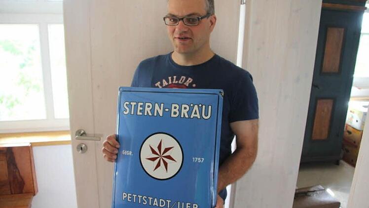 Auch alte Brauereischilder gehören zu Krellers Sammlung.
