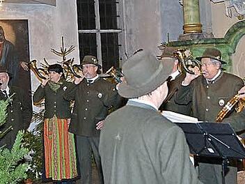 Das Bläsercorps der BJV Kreisgruppe Kronach unter Leitung von Heinrich Reuß umrahmte mit Klängen der Hubertusmesse den Hubertusgottesdienst in der St. Michaeliskirche in Ludwigsstadt. Foto: Karl-Heinz Hofmann