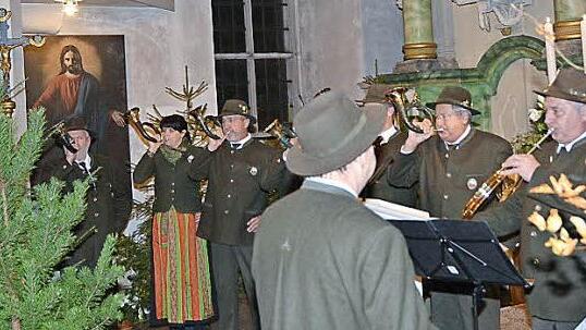 Das Bläsercorps der BJV Kreisgruppe Kronach unter Leitung von Heinrich Reuß umrahmte mit Klängen der Hubertusmesse den Hubertusgottesdienst in der St. Michaeliskirche in Ludwigsstadt. Foto: Karl-Heinz Hofmann