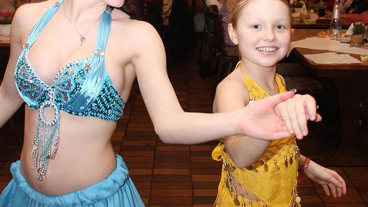 Tanzende Geschwister: 18-jährige Jasmin und ihre Schwester Larissa (zehn Jahre alt) Kleren aus Althausen. Fotos: Arnold Nöth