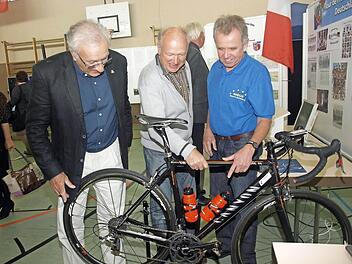 Alois Karch (rechts) ist der Motor der Euro-Biker aus Oerlenbach, der bei einer Ausstellung mal das Fahrrad vorgestellt hat, mit dem er zum Europaparlament nach Straßburg geradelt ist. Foto: Archiv/Stefan Geiger