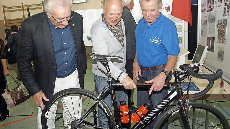 Alois Karch (rechts) ist der Motor der Euro-Biker aus Oerlenbach, der bei einer Ausstellung mal das Fahrrad vorgestellt hat, mit dem er zum Europaparlament nach Straßburg geradelt ist. Foto: Archiv/Stefan Geiger