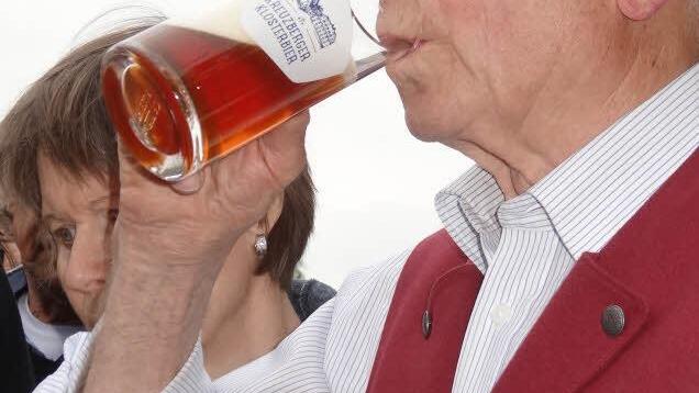 Einen prüfenden Schluck nahm der Altbraumeister des Kreuzbergs Ludwig Klebl.