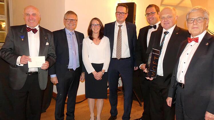Lady-Circle-Präsidentin Nicole Neuber und Round Table-Präsident Ralf Neuber (Bildmitte) gratulierten zum Charterjubiläum. Foto: Dieter Hübner