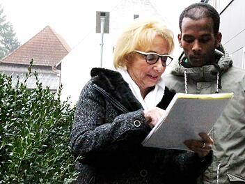 Elke Yassin-Radowsky vom Weißen Ring kümmert sich um den Fall von Abdela Mohammed Mussa.  Foto: bau