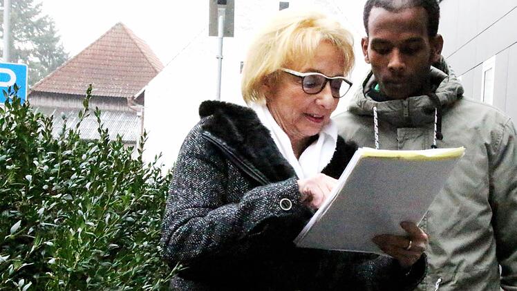 Elke Yassin-Radowsky vom Weißen Ring kümmert sich um den Fall von Abdela Mohammed Mussa.  Foto: bau