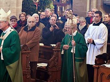 Kardinal Walter Kasper folgt Erzbischof Ludwig Schick durch den gut besuchten Dom zum Hauptaltar. Foto: Ronald Rinklef