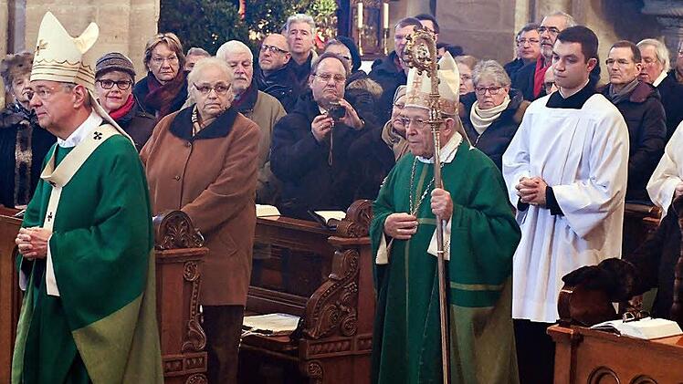 Kardinal Walter Kasper folgt Erzbischof Ludwig Schick durch den gut besuchten Dom zum Hauptaltar. Foto: Ronald Rinklef