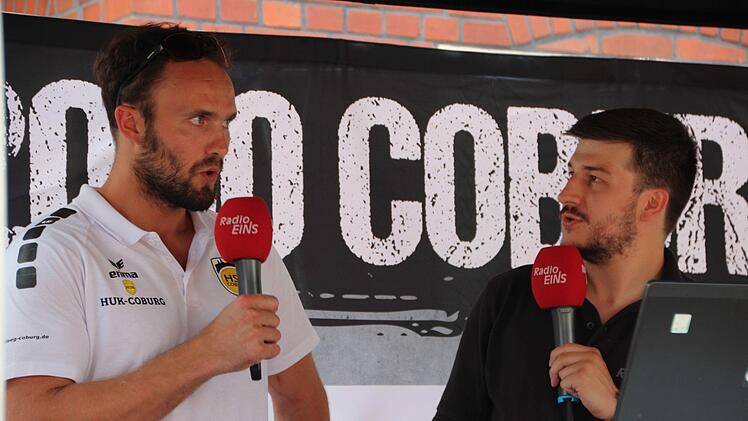 Tim Pechauf (Radio Eins) sprach im Interview mit HSC-Spieler Sebastian Weber (links) über den Stand der Vorbereitungen für die neue Saison.