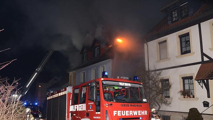 Nur mit großen Mengen Löschwasser über die beiden  Drehleitern bekam  die Feuerwehr die Situation unter Kontrolle.