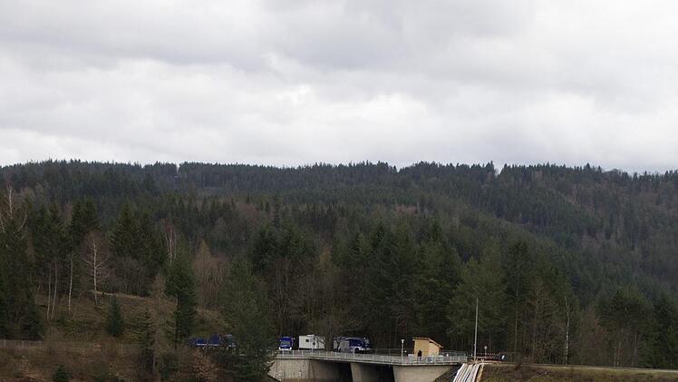 Das THW ist seit über drei Wochen an der Ködeltalsperre im Einsatz. Foto: Udo Höfer