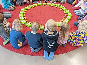 Stellvertretend für 292 Schulanfänger in Herzogenaurach fand die offizielle Übergabe der Bio-Brotboxen an der Montessorischule statt.  Foto: p