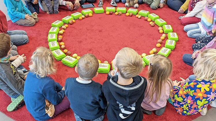 Stellvertretend für 292 Schulanfänger in Herzogenaurach fand die offizielle Übergabe der Bio-Brotboxen an der Montessorischule statt.  Foto: p