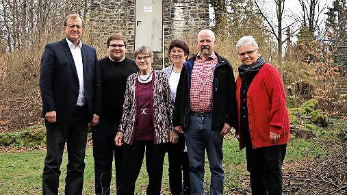 Maria Stadter (Mitte) mit Caritas-Kreisvorsitzendem Oswald Purucker, Pfarrgemeinderatsvorsitzendem Thomas Beck, der Vorsitzenden des Gartenbauvereins Helga, Ludwig, dem VdK-Vorsitzenden Frank Stolber und Gemeinderätin Edeltraud Wagner.