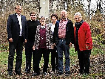 Maria Stadter (Mitte) mit Caritas-Kreisvorsitzendem Oswald Purucker, Pfarrgemeinderatsvorsitzendem Thomas Beck, der Vorsitzenden des Gartenbauvereins Helga, Ludwig, dem VdK-Vorsitzenden Frank Stolber und Gemeinderätin Edeltraud Wagner.