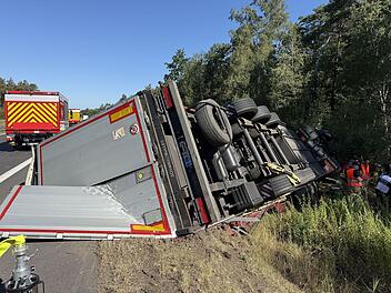 A73-Unfall bei Bamberg: Beladener Laster umgekippt - Fahrbahn gesperrt