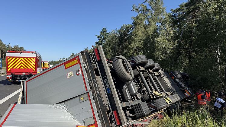A73-Unfall bei Bamberg: Beladener Laster umgekippt - Fahrbahn gesperrt