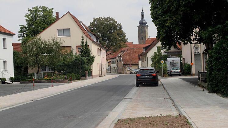 Die neu gestaltete Straße, die im Herbst noch das entsprechende Grün erhalten soll.
