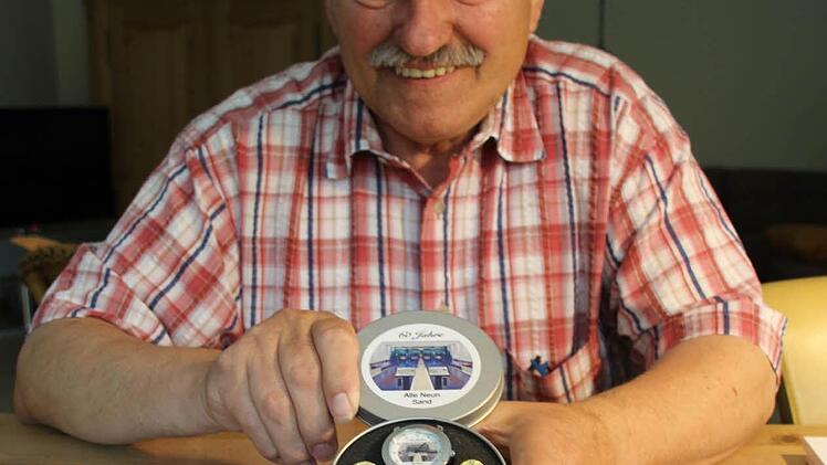 Ernst Albert zeigt stolz die Uhr, die er und das Team rund um Jochen Sauer, Herbert Krines, Peter Deschner und Günther Österling entworfen haben. Foto: Sarah Dann