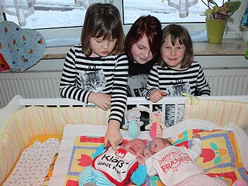 Mittlerweile kommen alle mit der Situation klar. Im Bild (von links): die Zwillingbabys Johnny Terence und Kathy Hofmann, dahinter: die Zwillinge Vivien und Lucie (links und rechts). In der Mitte die ältere Schwester Linda. Foto: Veronika Schadeck