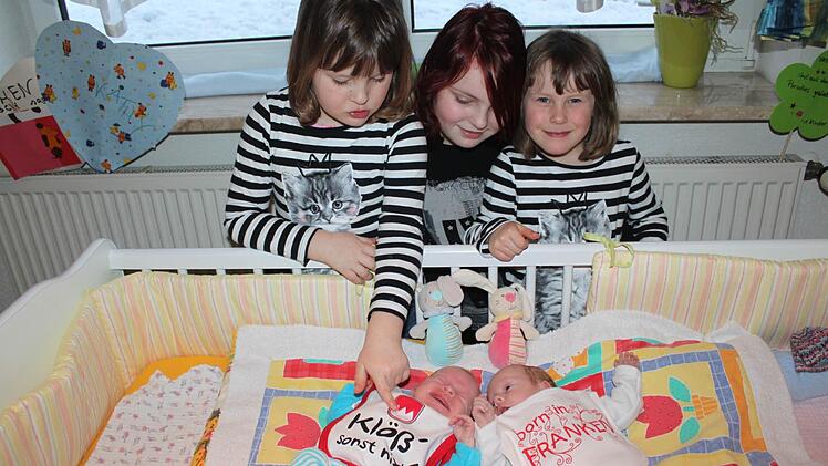 Mittlerweile kommen alle mit der Situation klar. Im Bild (von links): die Zwillingbabys Johnny Terence und Kathy Hofmann, dahinter: die Zwillinge Vivien und Lucie (links und rechts). In der Mitte die ältere Schwester Linda. Foto: Veronika Schadeck