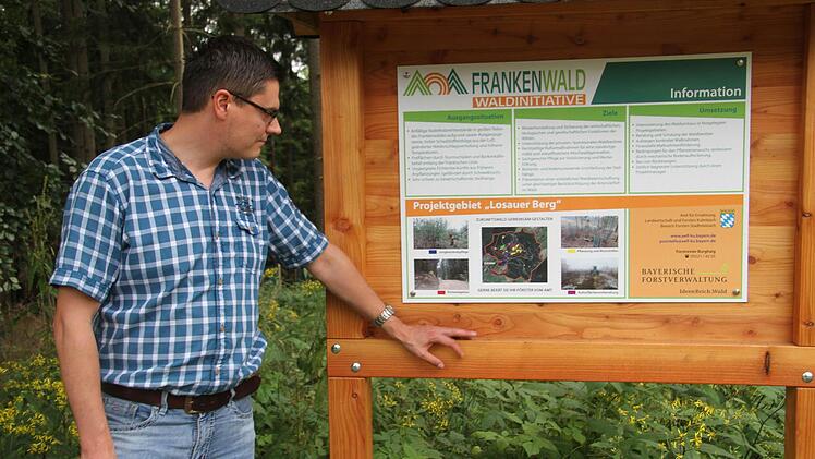 Projektleiter Marco Kunz vom Amt für Ernährung, Landwirtschaft und Forsten Kulmbach freut sich über die neue Informationstafel am oberen Ringweg am Losauer Berg. Foto: Sonny Adam