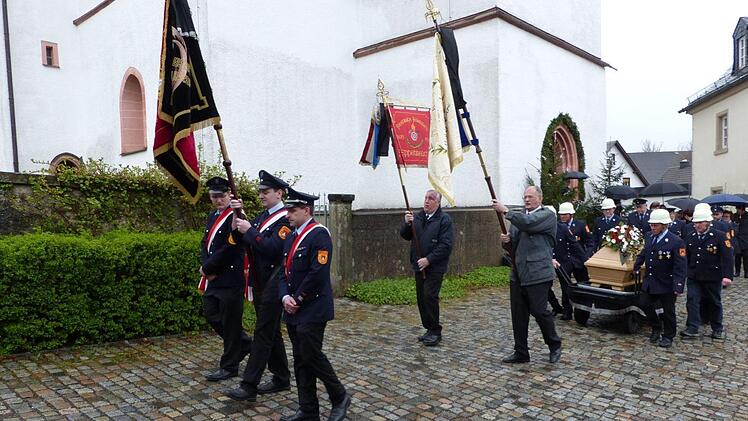 Ein langer Trauerzug mit den Fahnenabordnungen der Feuerwehren Grafengehaig und Eppenreuth sowie dem Männergesangverein schritten dem Sarg des verstorbenen Fritz Schramm voran. Fotos: Klaus-Peter Wulf