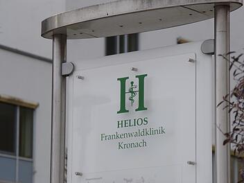 Am Eingangsbereich der Helios-Frankenwaldklinik. Foto: Marco Meißner