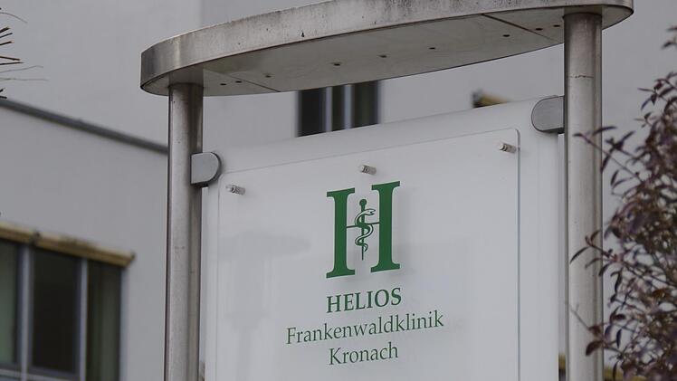 Am Eingangsbereich der Helios-Frankenwaldklinik. Foto: Marco Meißner
