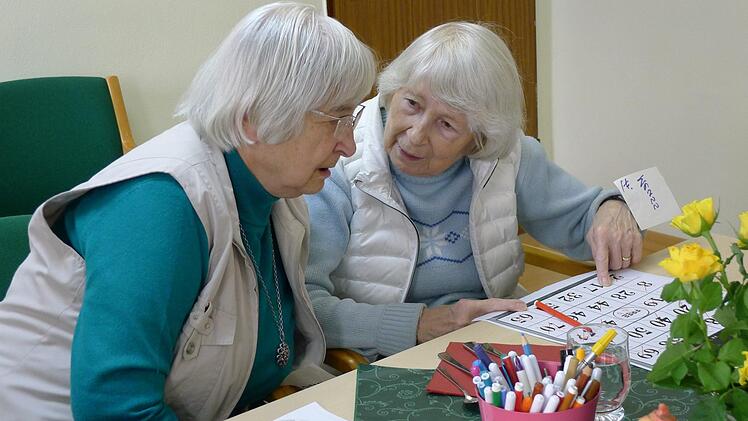Godminne Brödel und Ruth Meuß spielen Bingo. Fotos: Dagmar Besand