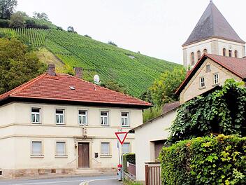 In der Ortsmitte des Winzerdorfes Zell am Ebersberg steht die Kirche "Zur unbefleckten Empfängnis Mariens". Fotos: Alfons Beuerlein