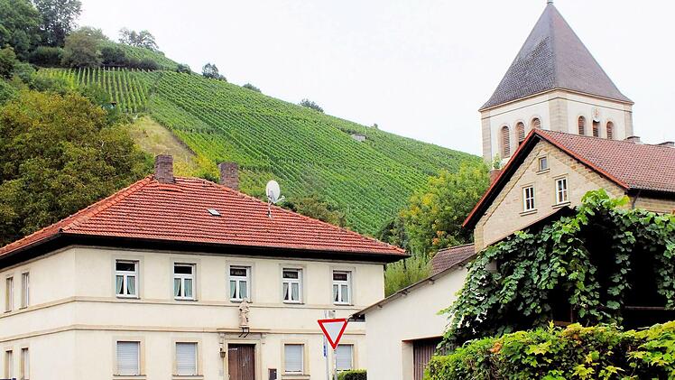 In der Ortsmitte des Winzerdorfes Zell am Ebersberg steht die Kirche "Zur unbefleckten Empfängnis Mariens". Fotos: Alfons Beuerlein