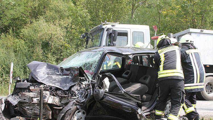 Die Autofahrer prallte mit ihrem Wagen gegen einen Sattelzug.  Foto: Sonny Adam