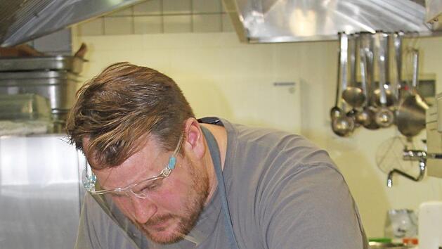 Der Koch der misst die Zutaten ab. Foto: Malena Schlor