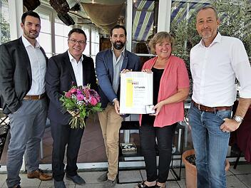 Den Ehrenamtspreis der FDP erhielt die Vorsitzende des Literaturvereins Kulmbach, Karin Minet. Im Bild (von links) stellvertretender Bezirksvorsitzender Christian Weber, Bezirksvorsitzender Thomas Nagel, MdL Sebastian Körber, Karin Minet und Kreisvorsitzender Michael Otte.