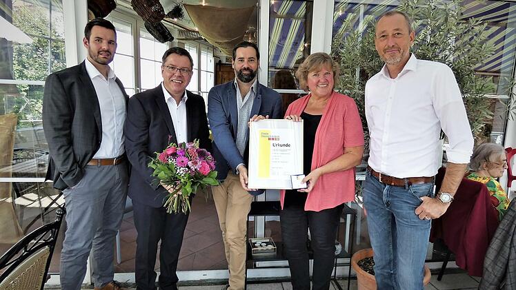 Den Ehrenamtspreis der FDP erhielt die Vorsitzende des Literaturvereins Kulmbach, Karin Minet. Im Bild (von links) stellvertretender Bezirksvorsitzender Christian Weber, Bezirksvorsitzender Thomas Nagel, MdL Sebastian Körber, Karin Minet und Kreisvorsitzender Michael Otte.